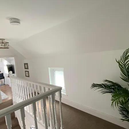 The Penthouse At Percy House Pet Friendly 2 Bedroom Apartment In Porthcawl Sleeps 4 People Located In The Town Centre Exterior photo