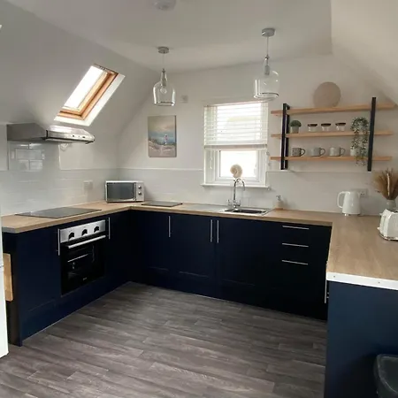 The Penthouse At Percy House Pet Friendly 2 Bedroom Apartment In Porthcawl Sleeps 4 People Located In The Town Centre Exterior photo
