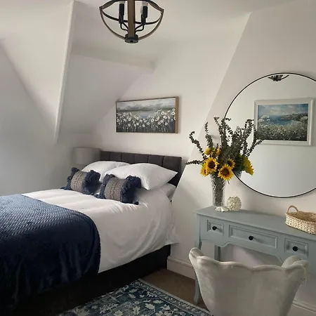 The Penthouse At Percy House Pet Friendly 2 Bedroom Apartment In Porthcawl Sleeps 4 People Located In The Town Centre Exterior photo