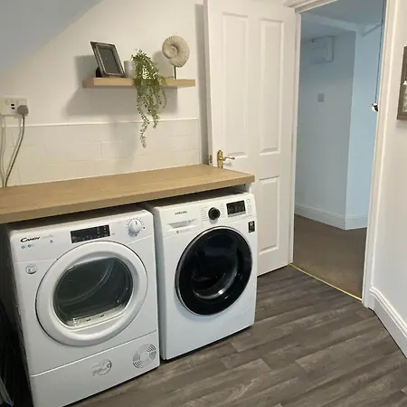 The Penthouse At Percy House Pet Friendly 2 Bedroom Apartment In Porthcawl Sleeps 4 People Located In The Town Centre Exterior photo