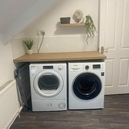 The Penthouse At Percy House Pet Friendly 2 Bedroom Apartment In Porthcawl Sleeps 4 People Located In The Town Centre Exterior photo