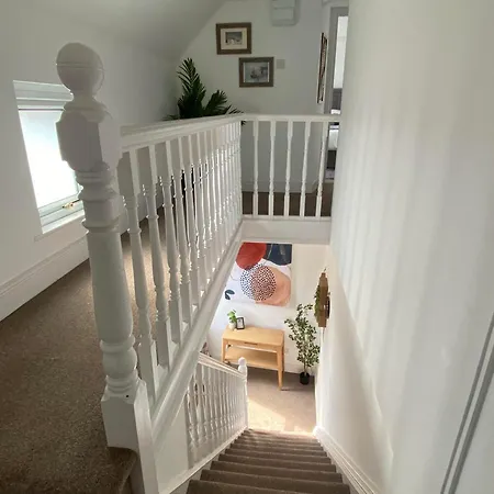 The Penthouse At Percy House Pet Friendly 2 Bedroom Apartment In Porthcawl Sleeps 4 People Located In The Town Centre Exterior photo